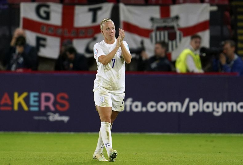 ARCHIVO - La delantera inglesa Beth Mead durante el partido contra Suecia por las semifinales de la Eurocopa femenina, el 26 de julio de 2023, en Sheffield, Inglaterra. (AP Foto/Jon Super)