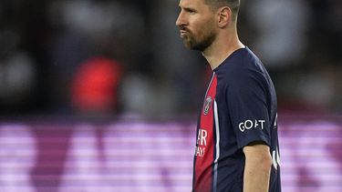 El argentino Lionel Messi hace una mueca durante el partido entre el París Saint-Germain y el Clermont en la liga francesa, el sábado 3 de junio de 2023 (AP Foto/Michel Euler)