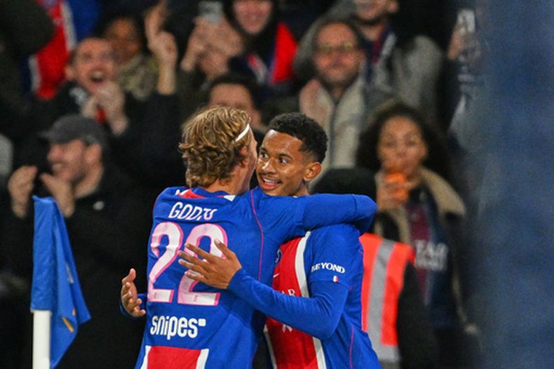 Senny Mayulu, derecha, del PSG, celebra con Mika Godts después de marcar el primer gol de su equipo frente a Lyon en partido de fútbol de la Ligue 1 de Francia entre Paris Saint-Germain y Lyon, el lunes 26 de octubre de 2026, en París. (AP Foto/Emma Da Silva)