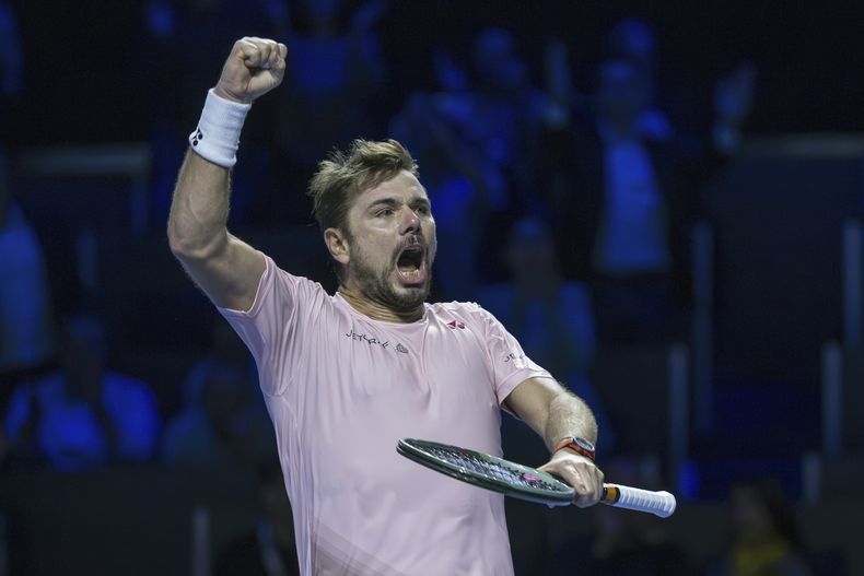 El suizo Stan Wawrinka festeja luego de vencer al francés Adrian Mannarino en el torneo de Basilea, el miércoles 23 de octubre de 2024 (Georgios Kefalas/Keystone via AP)