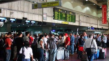 americateve | El régimen de Maduro acaba de suspender las operaciones de cuatro aerolíneas internacionales, además mantiene paralizadas cinco líneas aéreas nacionales, entre ellas la estatal Conviasa por presuntas irregularidades.