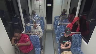 Foto tomada de video difundido por el Sistema de Transporte de Charlotte, Carolina del Norte, que muestra a Iryna Zarutska (abajo a la derecha) justo antes de ser apuñalada en un tren el 22 de agosto del 2025. (Sistema de Transporte de Charlotte via AP)