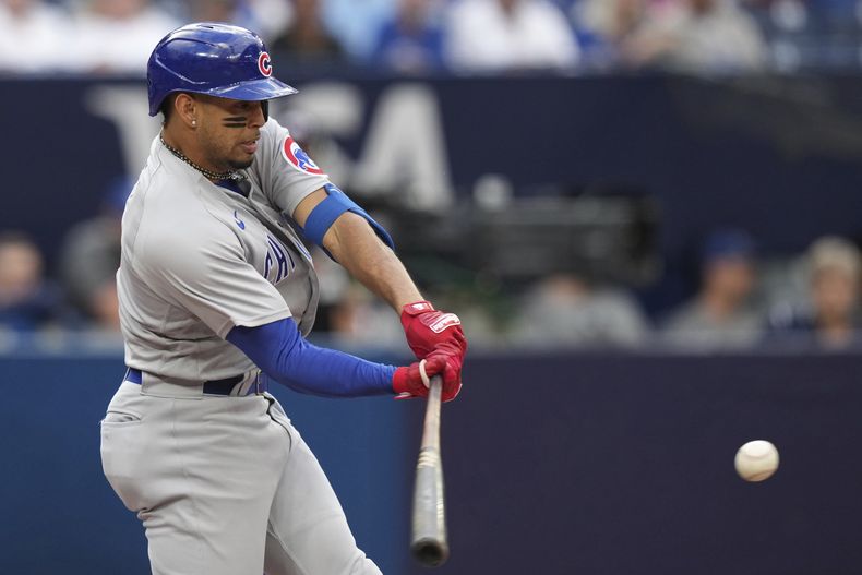 El dominicano Christopher Morel, de los Cachorros de Chicago, batea un doble productor en el encuentro del sábado 12 de agosto de 2023, ante los Azulejos de Toronto (Chris Young/The Canadian Press via AP)