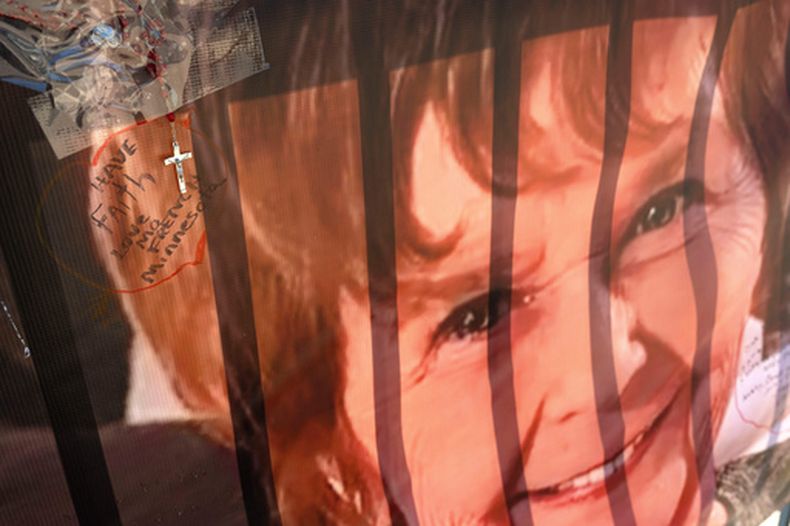 ARCHIVO - Un cartel con notas de cientos de simpatizantes para Nancy Guthrie, la madre desaparecida de la presentadora de Today Savannah Guthrie, se exhibe frente a la redacción de KVOA el 6 de marzo de 2026 en Tucson, Arizona. (AP Photo/Rebecca Noble, Archivo)