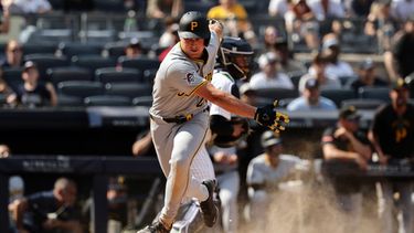 Billy Cook de los Piratas de Pittsburgh anota una carrera en el décimo inning ante los Yankees de Nueva York, el miércoles 22 de julio de 2026, en Nueva York. (AP Foto/Adam Hunger)