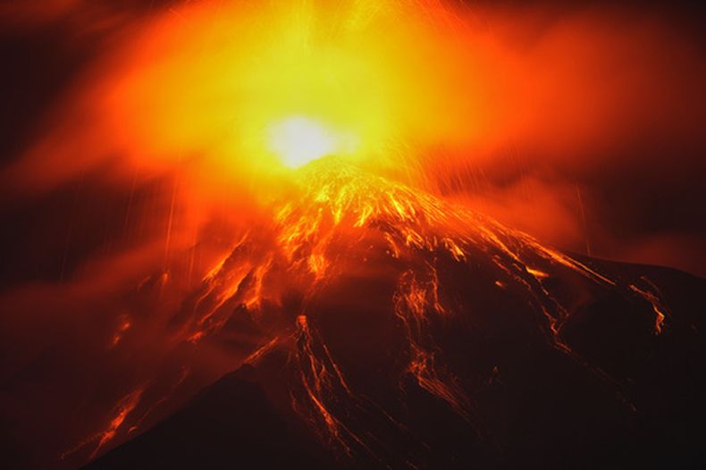 La lava fluye del cráter del volcán de Fuego el martes 4 de agosto de 2026, visto desde San Juan Alotenango, Guatemala. (AP Foto/Moisés Castillo)