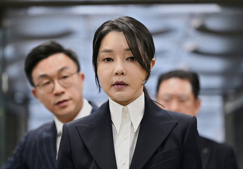 ARCHIVO - La exprimera dama de Corea del Sur, Kim Keon Hee, esposa del destituido presidente Yoon Suk Yeol, llega a un tribunal para una vista sobre una orden de detención en su contra, en Seúl, Corea del Sur, el 12 de agosto de 2025. (Jung Yeon-je/Pool Foto vía AP, archivo)