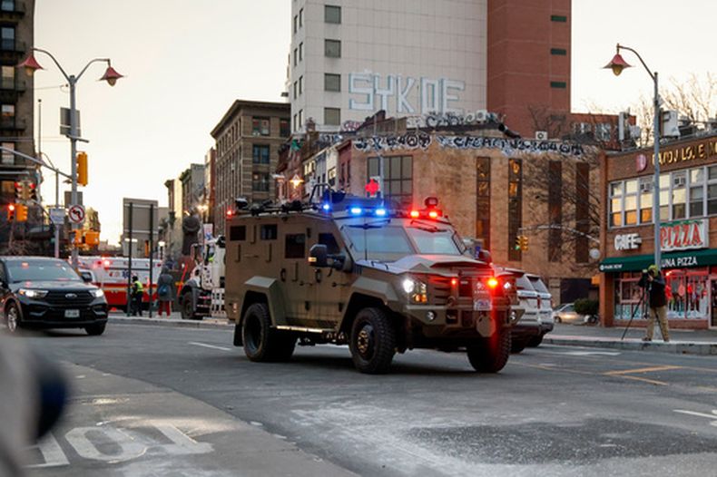 El vehículo policial que lleva al presidente venezolano Nicolás Maduro y su esposa Cilia Flores llegando al tribunal de Manhattan en Nueva York el 5 de enero del 2026. (AP foto/Stefan Jeremiah)