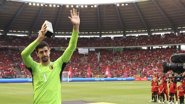 El arquero belga Thibaut Courtois muestra un trofeo al celebrar su partido número 100 con la selección contra Austria en las eliminatorias de la Euro 2024, el sábado 17 de junio de 2023. (AP Foto/Geert Vanden Wijngaert)
