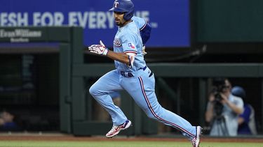 Marcus Semien, de los Rangers de Texas, se enfila a segunda base después de conectar un doble para abrir la primera entrada del juego de béisbol en contra de los Marineros de Seattle, el domingo 4 de junio de 2023, en Arlington, Texas. (AP Foto/Tony Gutierrez)