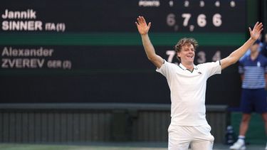 El italiano Jannik Sinner reacciona después de vencer al alemán Alexander Zverev en la Final masculina del Campeonato de Tenis de Wimbledon, el domingo 12 de julio de 2026, en Londres. (AP Foto/Kirsty Wigglesworth)