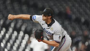Tyler Phillips, relevista de los Marlins de Miami, labora ante los Rockies de Colorado en el juego del martes 16 de septiembre de 2025 (AP Foto/David Zalubowski)