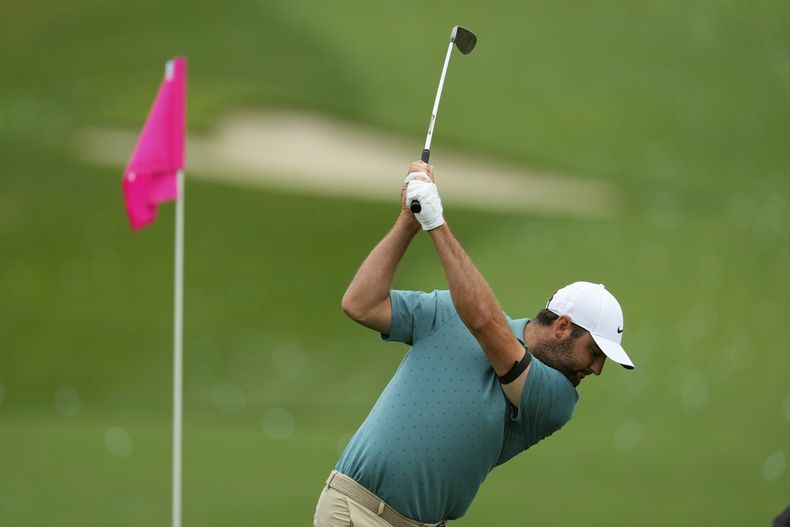 Scottie Scheffler calienta antes de una ronda de práctica para el Campeonato de la PGA, el lunes 12 de mayo de 2025, en el club Quail Hollow de Charlotte, Carolina del Norte (AP Foto/Matt York)