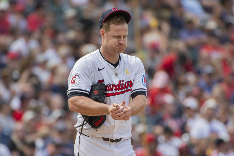 Alex Cobb, abridor de los Guardianes de Cleveland, reacciona entre lanzamientos durante la séptima entrada del juego de béisbol en contra de los Piratas de Pittsburgh, el domingo 1 de septiembre de 2024, en Cleveland. (AP Foto/Phil Long)