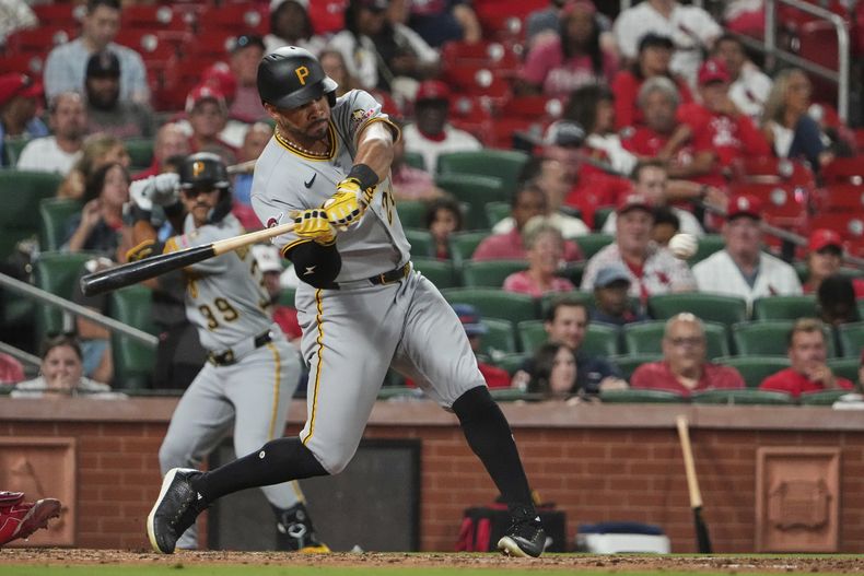 Tommy Pham, de los Piratas de Pittsburgh, conecta un sencillo de dos carreras en el duelo ante los Cardenales en San Luis, el miércoles 27 de agosto de 2025 (AP Foto/Jeff Roberson)