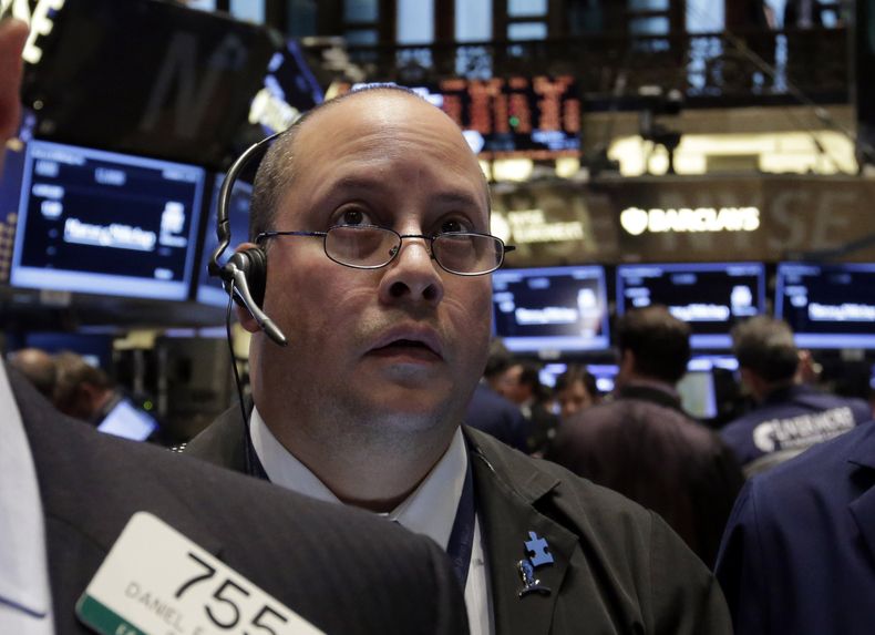 El corredor burs&aacute;til Jeffrey Vazquez trabaja en la Bolsa de Valores de Nueva York en esta foto tomada el 31 de octubre del 2013. Los mercados tuvieron un inicio en alza el 1 de noviembre del 2013 tras un reporte sobre el aumento del sector manufact