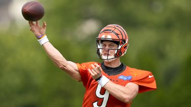 Joe Burrow, quarterback de los Bengals de Cincinnati, lanza un pase en una práctica el miércoles 26 de julio de 2023 (AP Foto/Jeff Dean)
