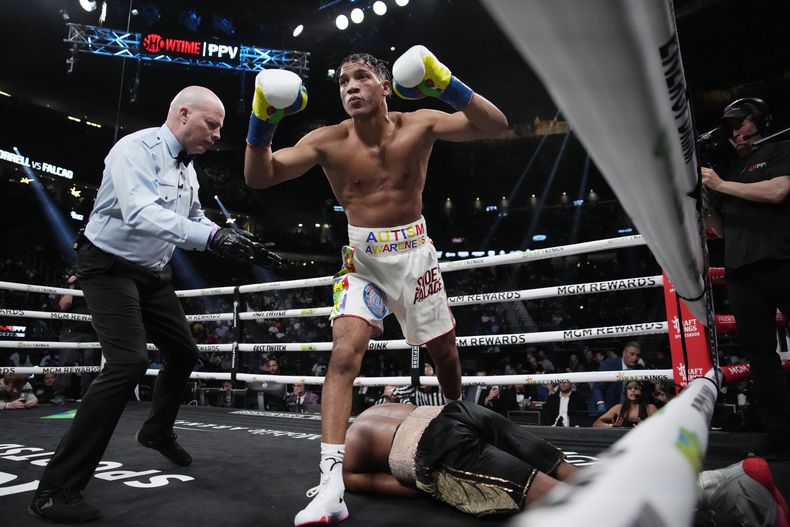 ARCHIVO - El cubano David Morrell festeja tras noquear a Yamaguchi Falcao en una pelea por el título de los supermedianos, el sábado 22 de abril de 2023, en Las Vegas (AP Foto/John Locher, archivo)