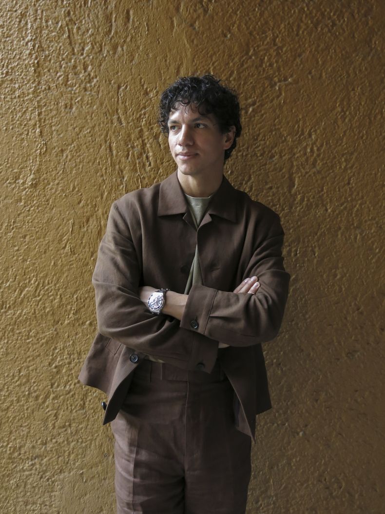 ARCHIVO - El bailarín de ballet y actor mexicano Isaac Hernández posa para un retrato para promocionar su espectáculo Despertares en la Ciudad de México, el 9 de abril de 2024. (Foto AP/Berenice Bautista, archivo)