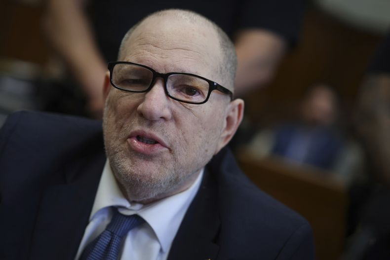 Harvey Weinstein comparece ante el Tribunal Penal de Manhattan para el tercer día de selección del jurado en su nuevo juicio, el jueves 17 de abril de 2025 en Nueva York. (Mike Segar/Pool Photo via AP)