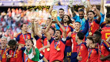 Rodri de España levanta el trofeo en las celebración de su selección tras vencer a Argentina en la final de la Copa Mundial el domingo 19 de julio del 2026. (AP Foto/Ashley Landis)