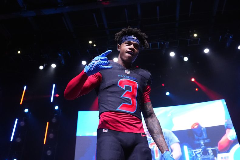(ARCHIVO)- El receptor abierto de los Houston Texans, Tank Dell, usa un nuevo uniforme durante una fiesta de lanzamiento de uniformes de fútbol americano de la NFL el martes 23 de abril de 2024, en Houston. Dell recibió un disparo en Florida y sufrió una herida menor, de acuerdo a la información del equipo en redes sociales.(AP Foto/David J. Phillip)