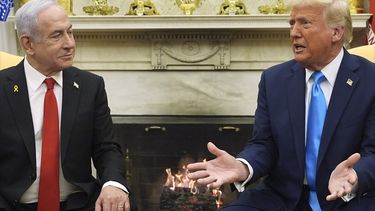 El presidente Donald Trump se reúne con el primer ministro de Israel, Benjamin Netanyahu, en el Despacho Oval de la Casa Blanca, el martes 4 de febrero de 2025, en Washington. (AP foto/Evan Vucci)