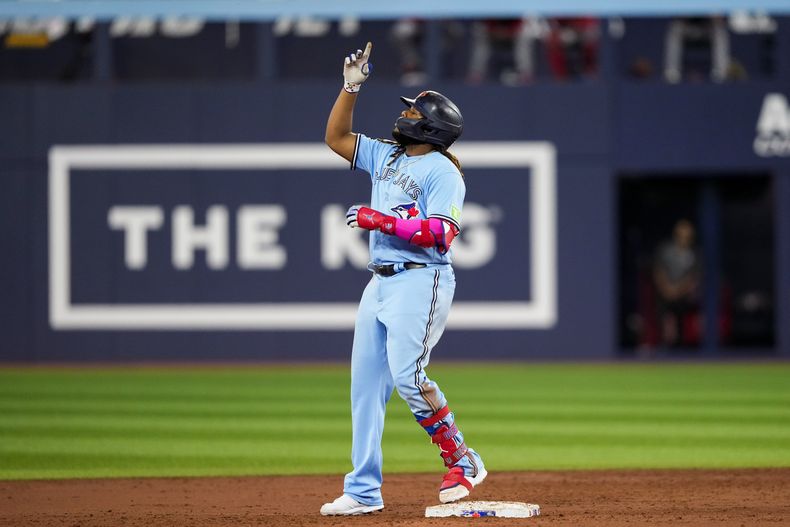 Vladimir Guerrero Jr. (27) de los Azulejos de Toronto celebra tras conectar un doble ante los Nacionales de Washington, el lunes 28 de agosto de 2023, en Toronto. (Andrew Lahodynskyj/The Canadian Press vía AP)