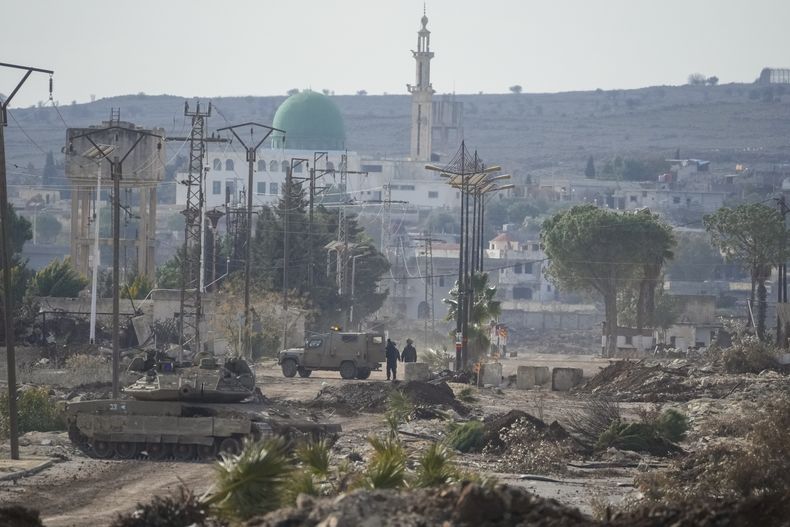 ARCHIVO - Vehículos blindados del Ejército israelí bloquean un camino que conduce a la ciudad de Quneitra, el 5 de enero de 2025, en Siria. (AP Foto/Mosaab Elshamy, archivo)
