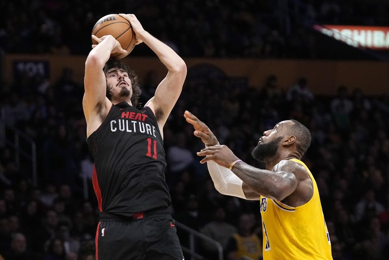 El escolta del Heat de Miami, Jaime Jáquez Jr., a la izquierda, dispara mientras el alero de los Lakers de Los Ángeles, LeBron James, defiende durante la segunda mitad del partido de baloncesto de la NBA, el miércoles 3 de enero de 2024, en Los Ángeles. (AP Foto/Mark J. Terrill)