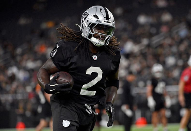 Ashton Jeanty (2), corredor de los Raiders de Las Vegas, participa en la práctica del martes 11 de agosto de 2026, en Las Vegas. (AP Foto/David Becker)