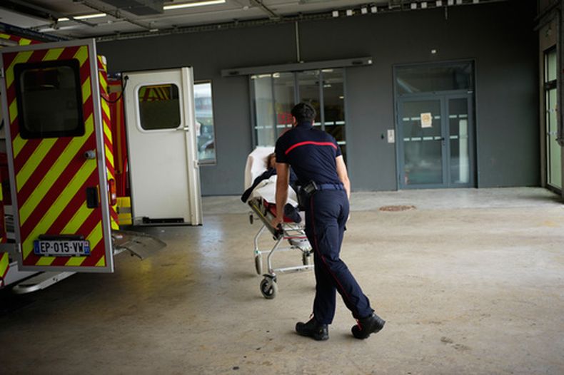 Paramédicos llevan a un paciente a la unidad de urgencias del Hospital Paris-Saclay, a las afueras de Parí, el martes 30 de junio de 2026. (AP Foto/Christophe Ena )