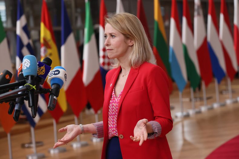 La jefa de política exterior de la Unión Europea, Kaja Kallas, habla con los medios a su llegada a una cumbre de la UE en el edificio del Consejo Europeo en Bruselas, el jueves 23 de octubre de 2025. (AP Foto/Francois Walschaerts)