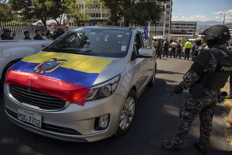 La comitiva fúnebre que lleva el cuerpo del candidato presidencial asesinado Fernando Villavicencio sale de la morgue en Quito, Ecuador, el jueves 10 de agosto de 2023. Villavicencio fue asesinado a tiros a la salida de un acto electoral en un colegio de la capital ecuatoriana el miércoles por la tarde, a menos de dos semanas de las elecciones presidenciales del 20 de agosto. (AP Foto/Carlos Noriega)