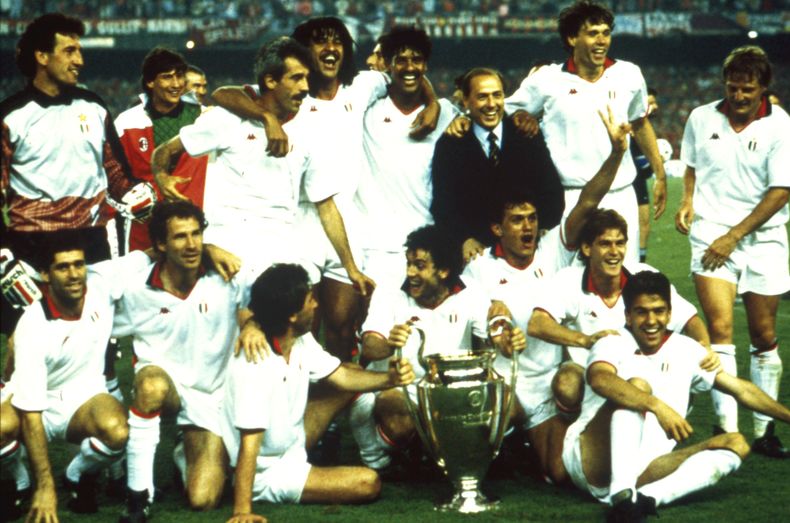 El presidente del Milan Silvio Berlusconi posa con los jugadores tras la victoria ante el Steaua Bucarest en la final de la Copa de Europa, el 24 de mayo de 1989, en Barcelona (Marco Ravezzani/LaPresse vía AP)