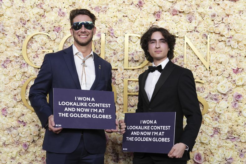 Max Braunstein, izquierda, y Miles Mitchell llegan a la 82ª edición de los Globos de Oro el domingo 5 de enero de 2025 en el Beverly Hilton de Beverly Hills, California.(Foto Jordan Strauss/Invision/AP)