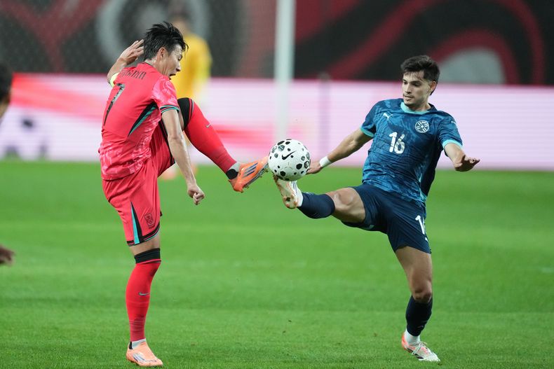 Damian Bobadilla, de Paraguay, a la derecha, disputa el balón con Son Heung-min, de Corea del Sur, durante el juego amistoso internacional de fútbol entre Corea del Sur y Paraguay en el Estadio de la Copa Mundial de Seúl, en Seúl, Corea del Sur, el martes 14 de octubre de 2025. (AP Photo/Lee Jin-man)