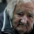 ARCHIVO - El expresidente uruguayo José Pepe Mujica hace una pausa durante una entrevista en Montevideo, Uruguay, el 22 de julio de 2023. (AP Foto/Natacha Pisarenko, Archivo)