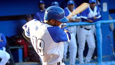 americateve | El juego avanzaba y la temperatura bajaba en el capitalino estadio Latinoamericano cuando el público se puso de pie y comenzó a aplaudir.