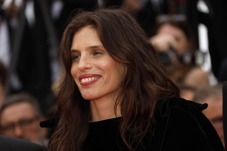 La directora Maiwenn posa a su llegada a la ceremonia de apertura y al estreno de la película Jeanne du Barry en la 76a edición del festival internacional de cine de Cannes, en el sur de Francia, el martes 16 de mayo de 2023. (Foto Joel C Ryan/Invision/AP)