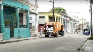 video: arrestan a un bodeguero en cuba por trasladar cajas de  pollo en un camion de basura