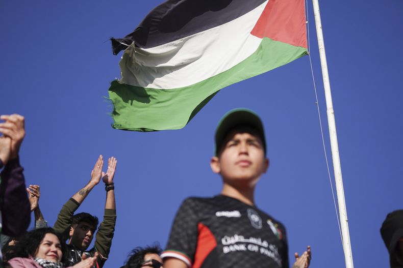 Hinchas de Club Palestino miran un partido de su equipo de fútbol contra Santiago Wanderers en un duelo de la liga local en el estadio de La Cisterna en Santiago, Chile, el viernes 12 de julio de 2024. (AP Foto/Matias Basualdo)
