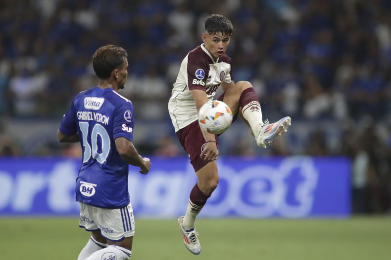 ARCHIVO - Julio Soler del club argentino Lanús controla el balón frente a Gabriel Verón del Cruzeiro de Brasil en las semifinales de la Copa Sudamericana, el 23 de octubre de 2024, en Belo Horizonte. (AP Foto/Thomas Santos)