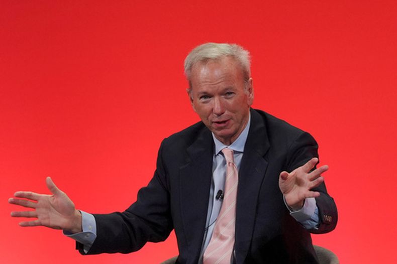 ARCHIVO – El ex director general de Google, Eric Schmidt, habla en la Cumbre Internacional de Inversión en Londres, el 14 de octubre de 2024. (Jonathan Brady/Pool Foto vía AP)