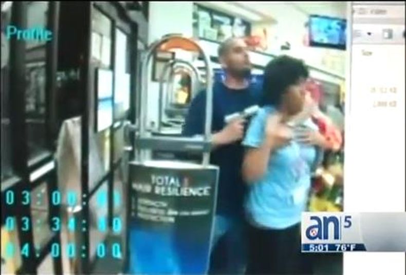 Tres días después del tiroteo que dejó como saldo seis policías heridos y dos muertos, las autoridades revelan las imágenes del incidente que desencadenó una persecución policial.