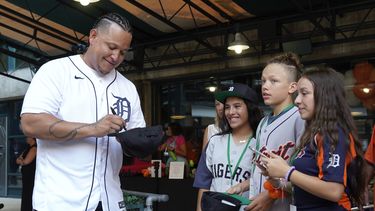 Miguel Cabrera de los Tigres de Detroit firma autógrafos durante un evento en el Comerica Park, el jueves 24 de agosto de 2023, en Detroit. (AP Foto/Paul Sancya)