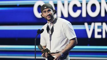 El cantante Bad Bunny con el premio a canción del año, ventas, por Tití me preguntó en los Premios Billboard de la Música Latina, el jueves 5 de octubre de 2023, en Coral Gables, Florida. (Foto AP/Marta Lavandier)
