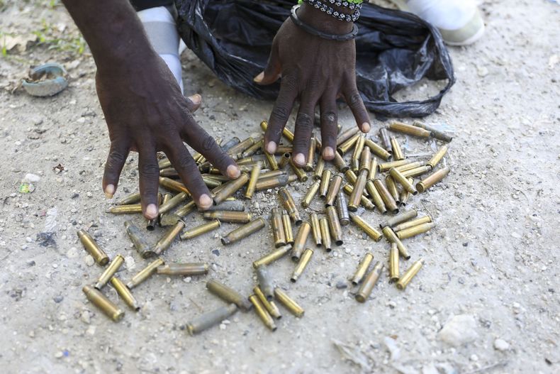 El lugareño Frantz Baptist muestra casquillos de bala que recogió de las calles cercanas a su casa días después del ataque armado perpetrado por una pandilla en Pont-Sondé, Haití, el martes 8 de octubre de 2024. (Foto AP/Odelyn Joseph)