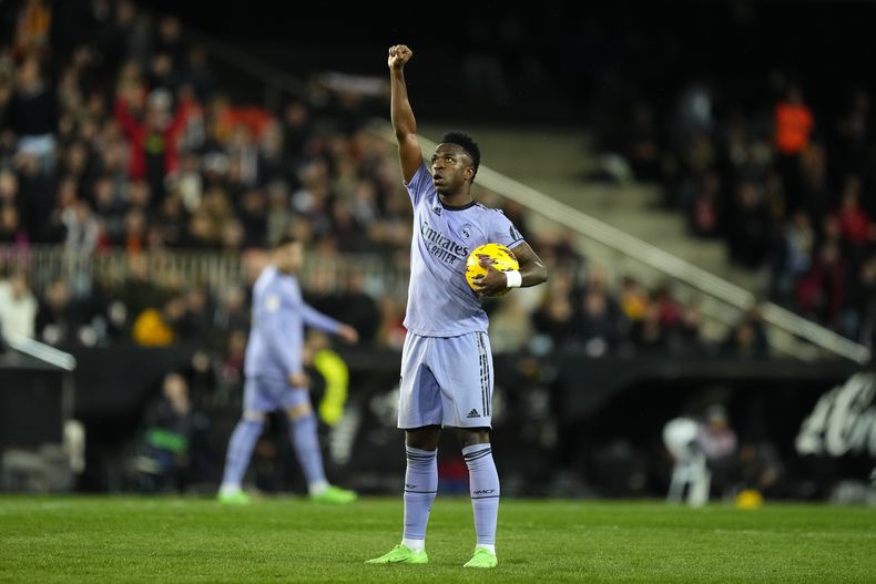 ARCHIVO - Foto del 2 de marz del 2024, Vinicius Junior del Real Madrid celebra con el puño en el aire tras anotar el primer gol en el encuentro ante Valencia. (AP Foto/Jose Breton, Archivo)