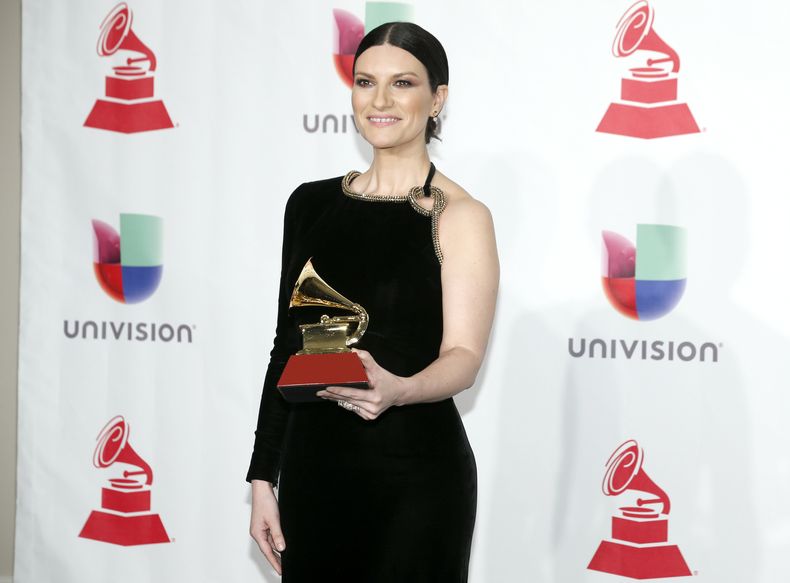 ARCHIVO - Laura Pausini posa en la sala de prensa con el premio a mejor álbum vocal pop tradicional por Hazte sentir en los Latin Grammy el 15 de noviembre de 2018 en el MGM Grand Garden Arena en Las Vegas. Pausini fue anunciada como Persona del Año 2023 de la Academia Latina de la Grabación el 31 de mayo de 2023. Pausini será reconocida en noviembre en Sevilla, España. (Foto Eric Jamison/Invision/AP, archivo)
